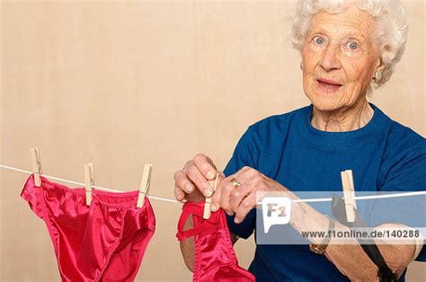 alte frauen in unterwäsche|Oma dessous .